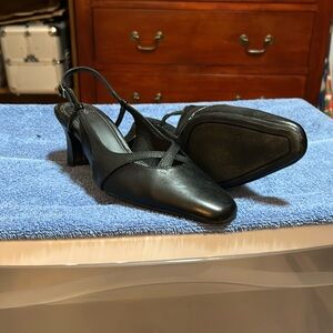 Women’s low heeled pumps size US8 Wide width Black
